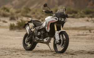 2026年型Ducati DesertX V2が登場、新エンジンとモノコックシャシーで第2世代へ進化