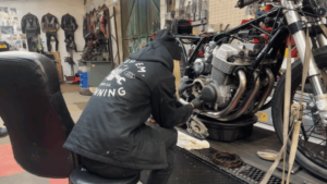 Honda CB750のクラッチ交換とフューエルタンク修理ガイド