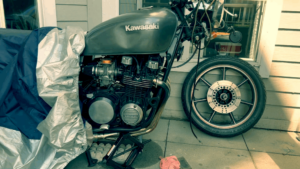 KZ750カフェレーサー、フロントフォークのリビルドで走行性能を取り戻す
