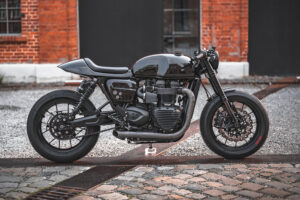 Classicbike RaischによるTriumph Thruxton RS「Darth Vader」