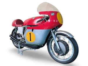 Mike Hailwood、Giacomo Agostini ゆかりの1965年MV Agusta 500 GPレーサーがオークションへ