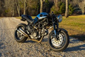 1999年式Ducati Monster 900をベースにしたロック魂あふれるカフェレーサー
