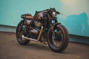 Mean Green CustomsによるステルスなRoyal Enfield Continental GTカフェレーサー