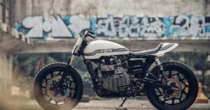カフェレーサーの基準：Triumph Thruxtonの名作カスタム