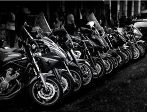 レトロバイクとモダンスポーツバイク、フロリダでの安全性を比較