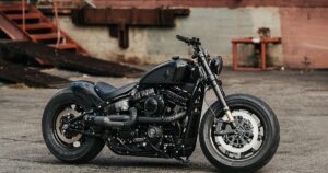Rough Crafts、ロサンゼルスの顧客のためにHarley-Davidson Street Bobをレースマシン風にカスタム