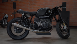 Roughchildが手がけたパンクロック精神溢れるBMW R100カフェレーサー