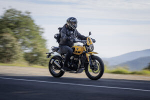 大柄ライダーが語るTriumph Scrambler 400XCの魅力