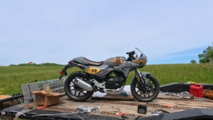 Bikes and Beardsが挑む4時間以内のカフェレーサー組み立てチャレンジ