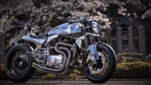 Custom Works Zon、Yamaha Viragoベースのカフェレーサーであらゆるデザインルールを打ち破る