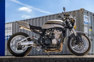 Kawasaki ZRX1200RにHayabusaエンジンを搭載したカスタム、オークション出品中