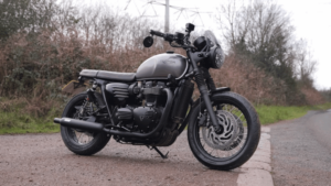 カスタムTriumph T120 Blackの初走行テスト、YouTuberが検証