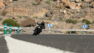 ライダーが見落としがちな道路の隠れた危険とは