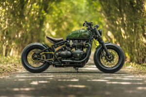 予算25,000ポンドで仕上げたTriumph Bobber 1200のワイドカスタム全貌