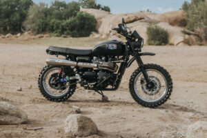 トライアンフ・スクランブラーが挑む砂漠レース、ALTR Motoの本格カスタム術