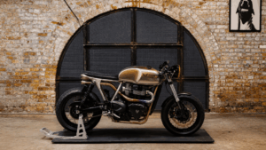 キャブレター仕様に改造されたTriumph Thruxtonが現代カスタムの新境地を開拓