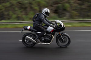 Triumph Thruxton・Tracker 400試乗レポート、400ccプラットフォームの実力を検証