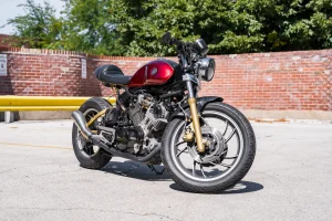 1982年式Yamaha XV920 Viragoがカフェレーサーへ変身、チャリティ出品