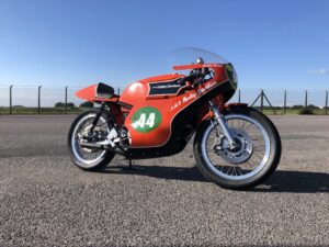 アーマッキ×ハーレー、2世代のレーシングマシンがStaffordに集結