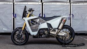 Max Hazanが手掛けたKTM 1190 Adventure Rベースの過激スーパーモト