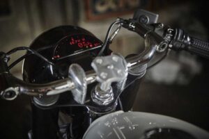 カフェレーサーライダーに贈る、スマートウォッチとヴィンテージスタイルの融合術