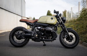 BMW R nineTが纏う、上質なグレーグリーンとスクランブラー魂の融合