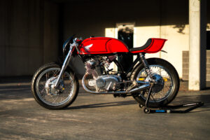 Honda CB77 Super Hawkが20年の眠りから覚醒、PBMが手がけた再生物語