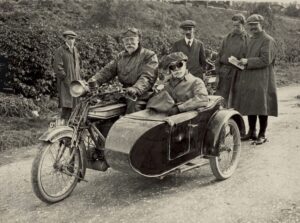 Norton創業者「Pa」ノートンと実父の貴重な1枚、1921年写真に見る知られざる素顔