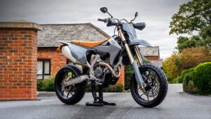 Thornton HundredがTriumph TF450-Eを本格スーパーモト化、軽量化と専用設計で魅せる一台